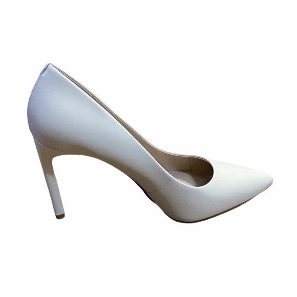 Gianni Bini Shoes - Gianni Bini white pumps
